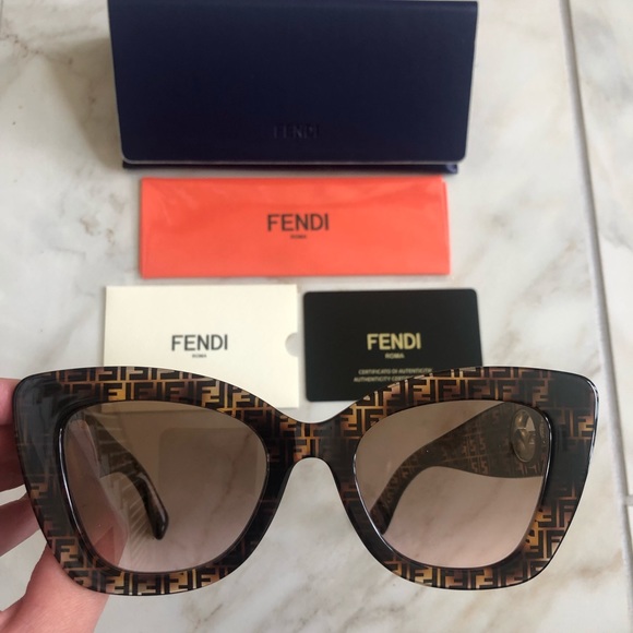 🔥NEW BLOGGERS CHOICE FENDI SUNGLASSES 🔥 - Picture 5 of 16